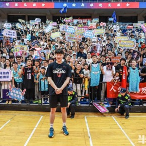 B体育便捷服务-杨瀚森回家，球迷送祝福