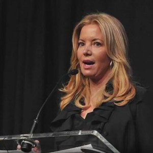 B体育便捷服务-媒体人谈巴斯家族内斗：现在体育世界的宫廷戏 反映的都是人性