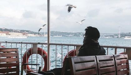 上海一非法营运司机 暴力冲卡撞伤辅警逃逸